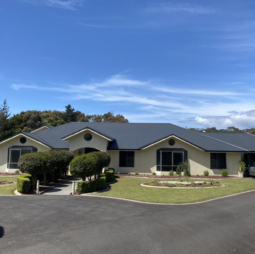 Grand country home with new charcoal Colorbond roof
